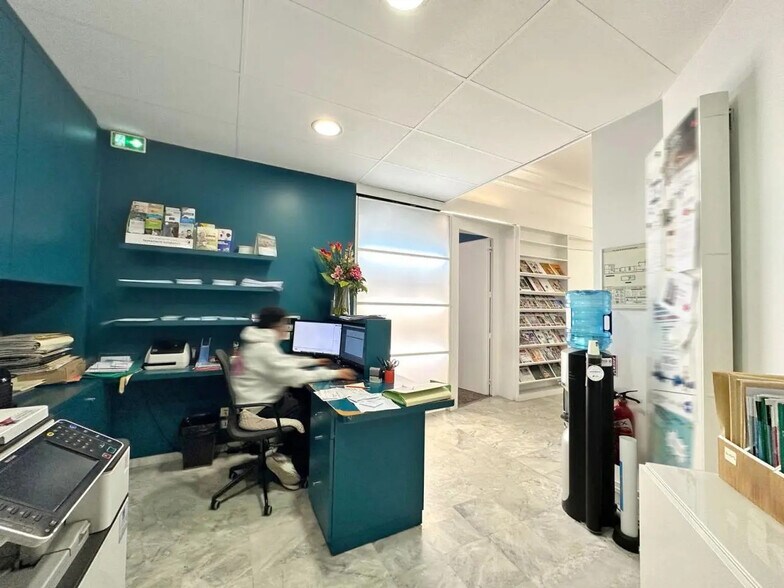 Office in Paris for sale - Interior Photo - Image 2 of 4