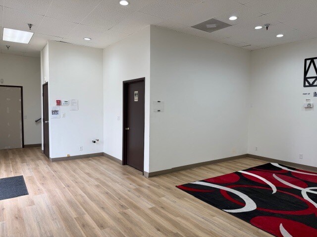 128 W Walnut Ave, Monrovia, CA à louer - Photo du bâtiment - Image 2 de 9