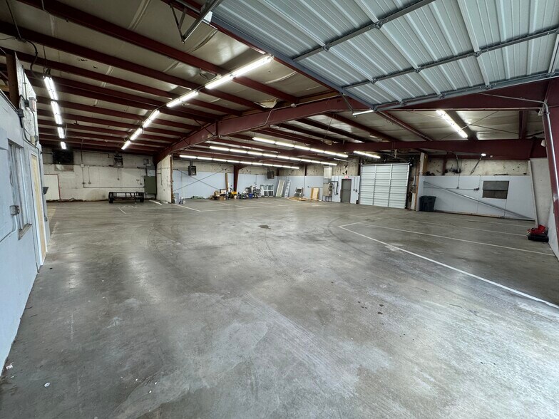 6547 E Skelly Dr, Tulsa, OK à louer - Photo du bâtiment - Image 3 de 12