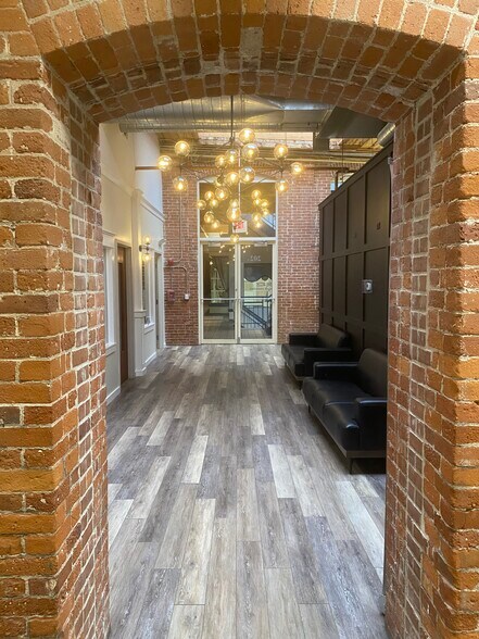 651 Orchard St, New Bedford, MA à louer - Photo du bâtiment - Image 3 de 10