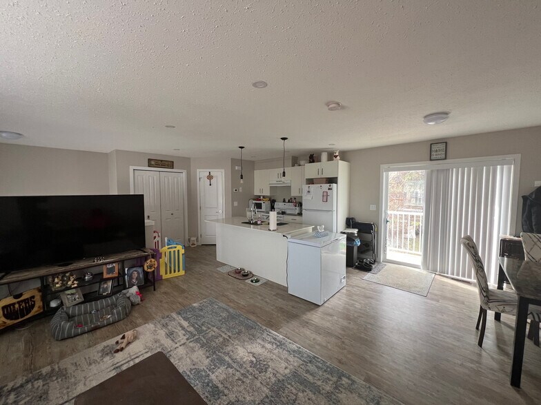 5014 53 St, Camrose, AB à vendre - Photo du bâtiment - Image 3 de 12