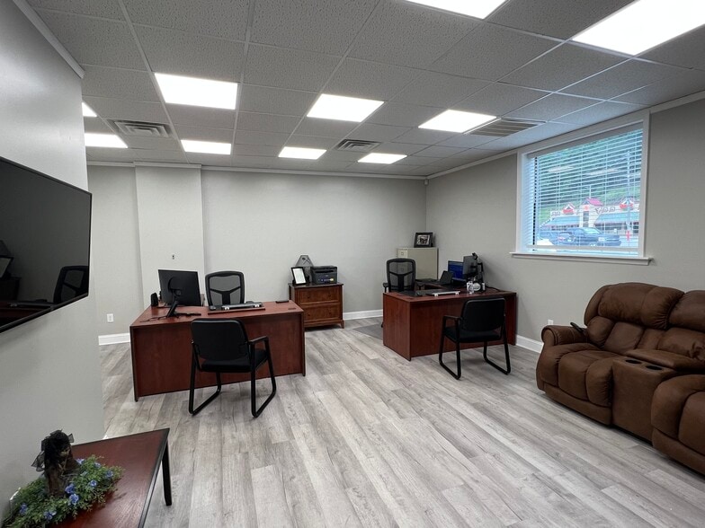 1116 Old Logan Rd, Logan, WV for lease - Building Photo - Image 3 of 14