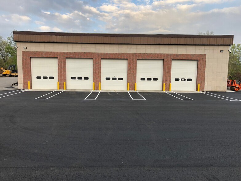 23 Commerce Rd, Newtown, CT à louer - Photo du bâtiment - Image 3 de 12