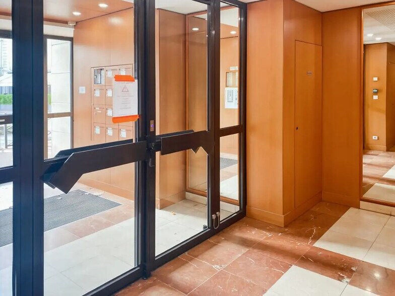 Bureau dans Saint-Maur-des-Fossés à louer - Photo du bâtiment - Image 2 de 7