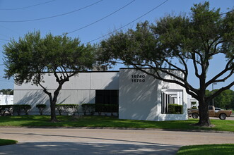 15534 W Hardy Rd, Houston, TX à louer Photo du b timent- Image 1 de 3