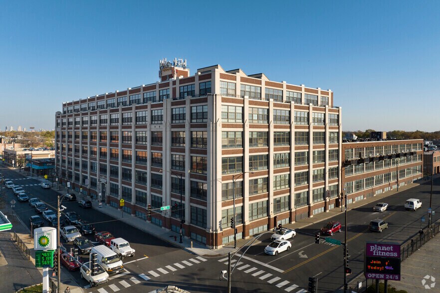 3963 W Belmont Ave, Chicago, IL à vendre - Photo principale - Image 1 de 17