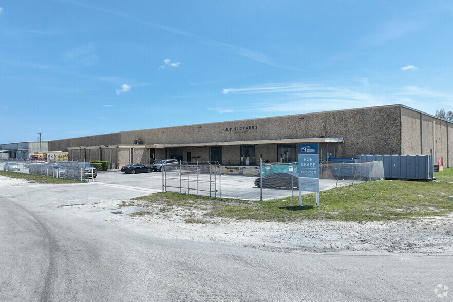 12300 NW 32nd Ave, Miami, FL à louer - Photo du bâtiment - Image 3 de 6