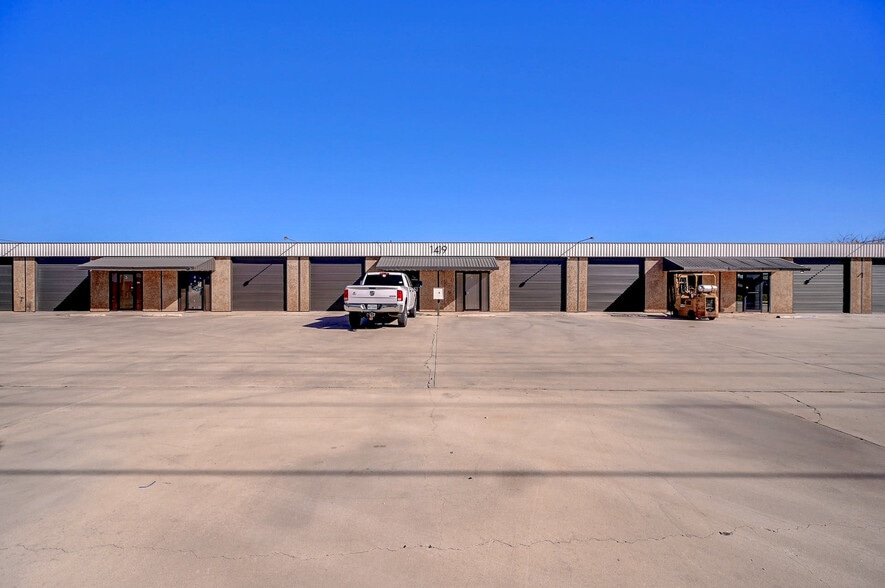 1419 Fleming Dr, Seguin, TX for sale - Building Photo - Image 3 of 19
