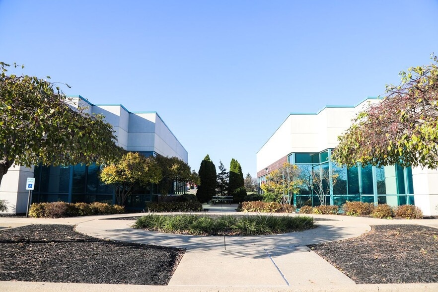 Two Office Buildings Fully Leased portfolio of 2 properties for sale on LoopNet.ca - Building Photo - Image 3 of 13