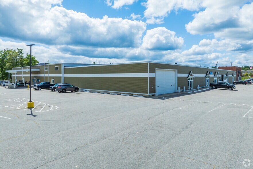19-23 S Broadway, Salem, NH à louer - Photo du bâtiment - Image 3 de 9