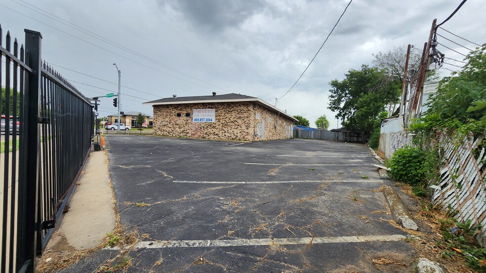 2818 Fort Worth Ave, Dallas, TX for lease - Building Photo - Image 3 of 9