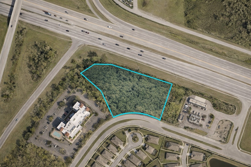 2570 Champion Ring Rd, Fort Myers, FL à vendre - Photo du bâtiment - Image 2 de 2
