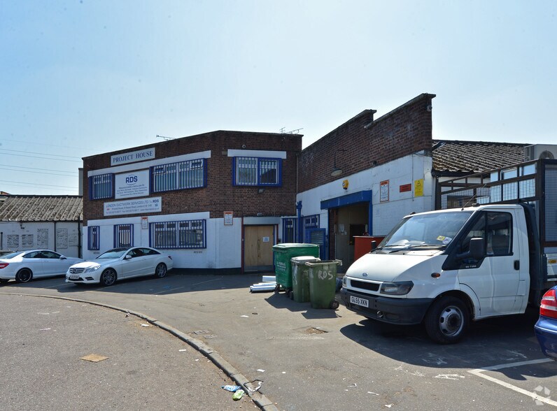 6 Raven Rd, Londres à louer - Photo du bâtiment - Image 2 de 7