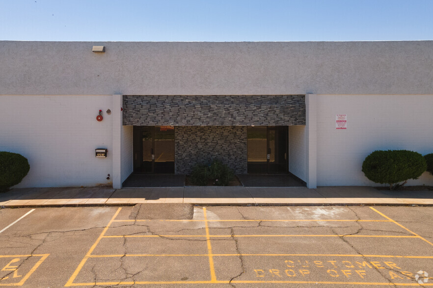 2265 W Desert Cove Ave, Phoenix, AZ for lease - Building Photo - Image 2 of 18