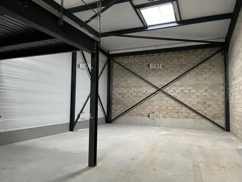 Flex in Ennery for lease - Interior Photo - Image 2 of 7