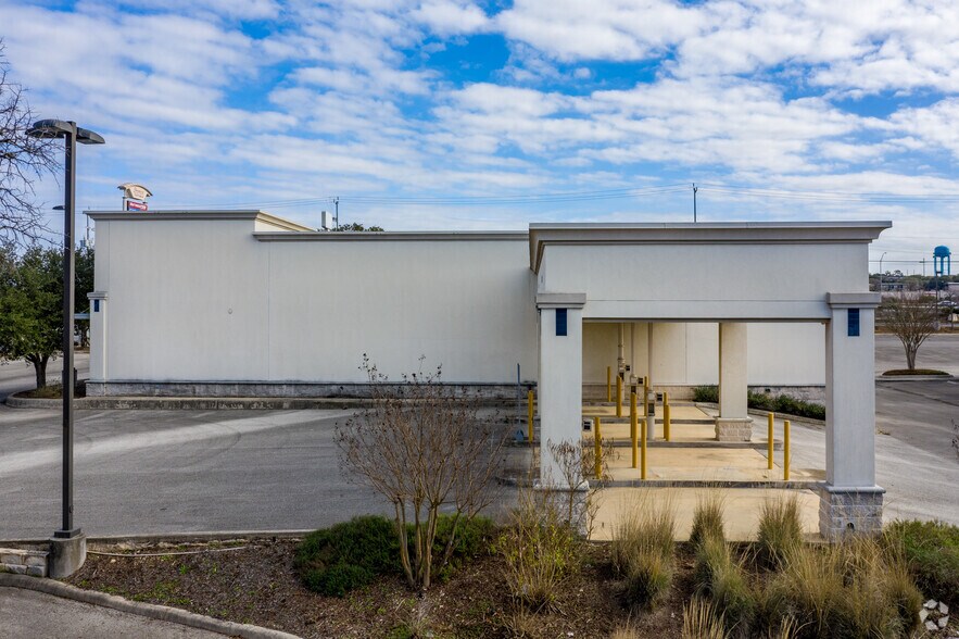 14775 IH-35 N, Selma, TX à louer - Photo du bâtiment - Image 2 de 9