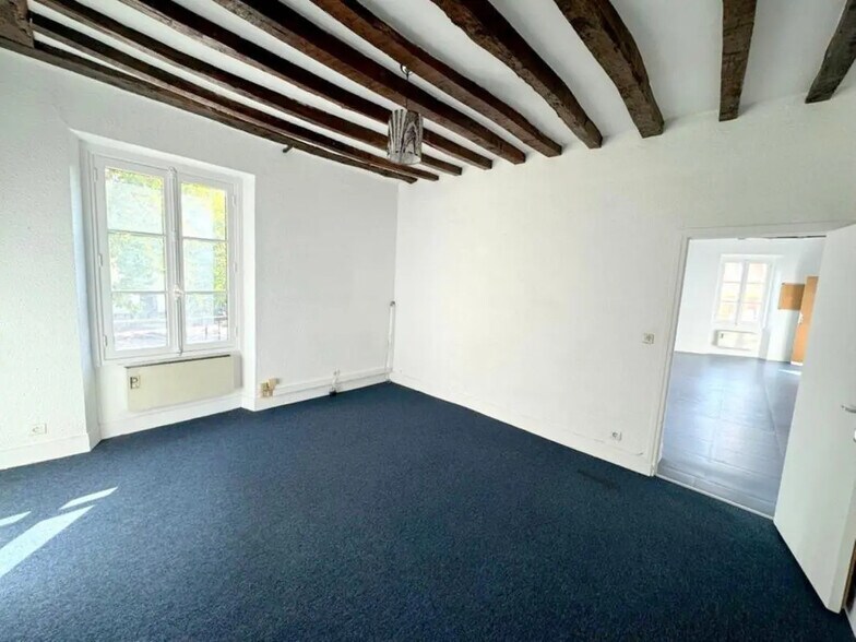 Office in Versailles for lease - Interior Photo - Image 3 of 11