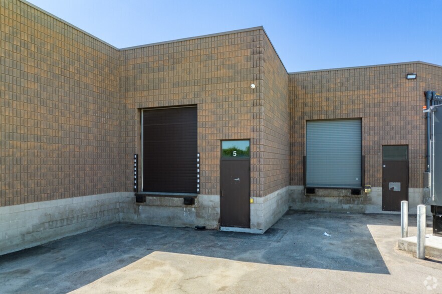 6305 Northam Dr, Mississauga, ON à louer - Photo du bâtiment - Image 3 de 5