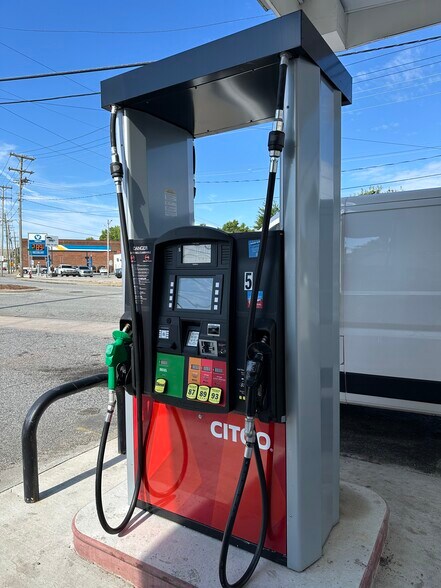 1421 English Rd, High Point, NC à vendre - Photo du bâtiment - Image 3 de 11