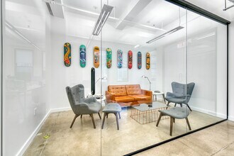 255 W 36th St, New York, NY à louer Photo du bâtiment- Image 2 de 6