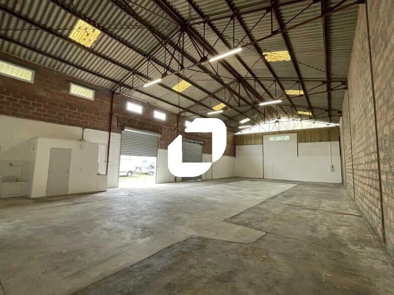 Bureau dans Saint-Médard-en-Jalles à louer - Photo du bâtiment - Image 3 de 11