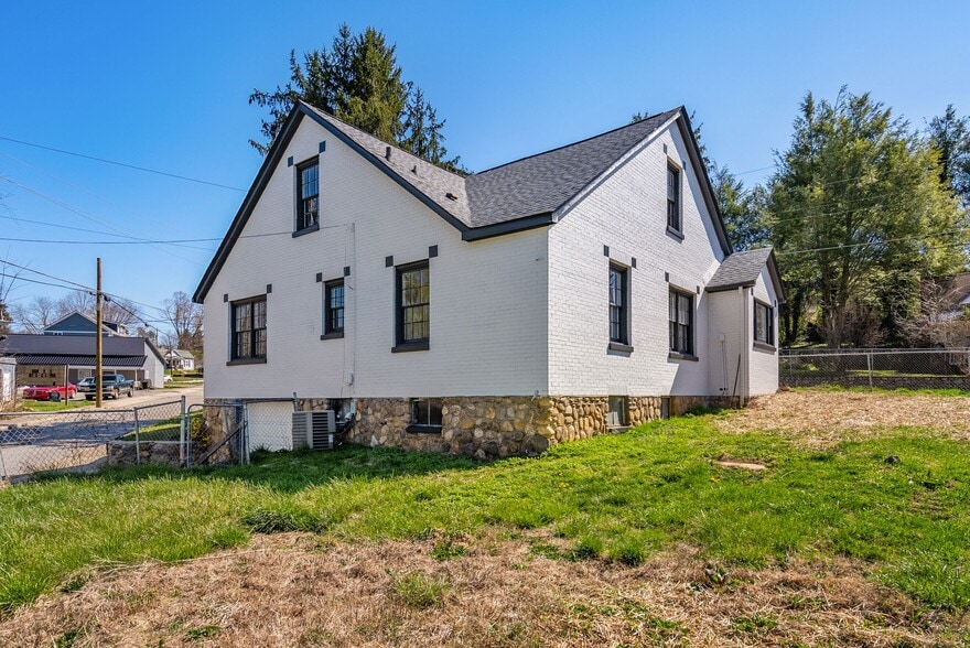 720 Main st, Canton, NC à louer - Photo du bâtiment - Image 3 de 64