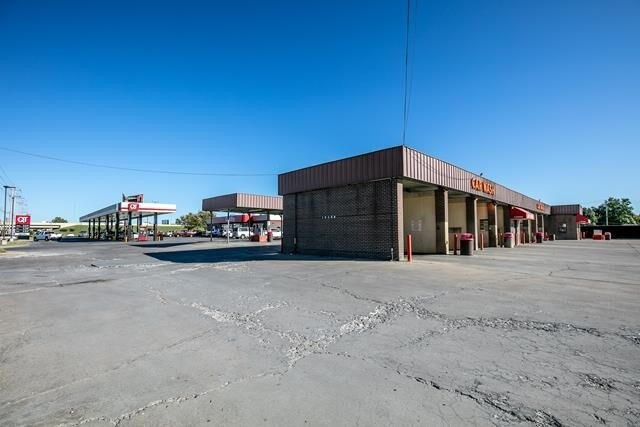 10150 E 11th St, Tulsa, OK à vendre - Photo du bâtiment - Image 3 de 8