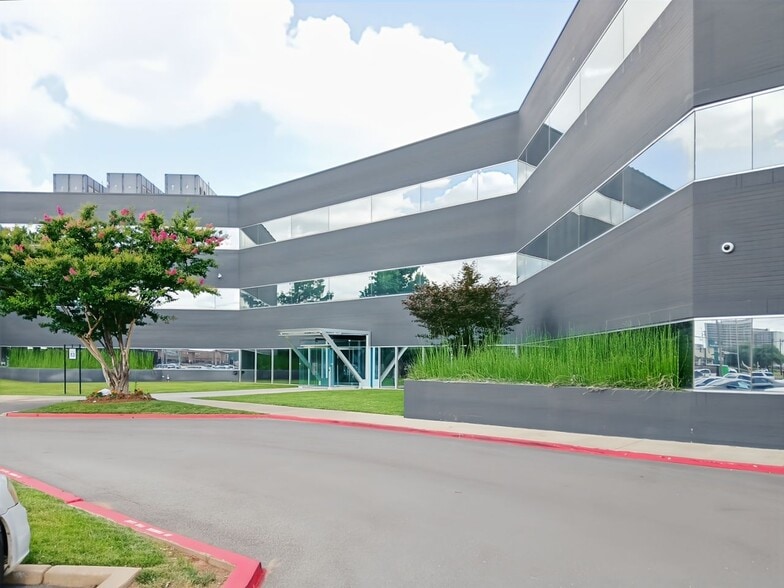 5600 N May Ave, Oklahoma City, OK à louer - Photo du bâtiment - Image 3 de 14