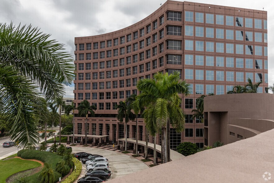 5200 Waterford District Dr, Miami, FL à louer - Photo du bâtiment - Image 2 de 14