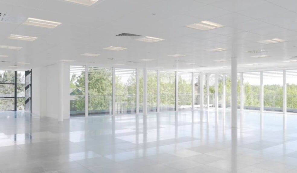 4 Cannon Ln, Maidenhead for lease - Interior Photo - Image 2 of 2