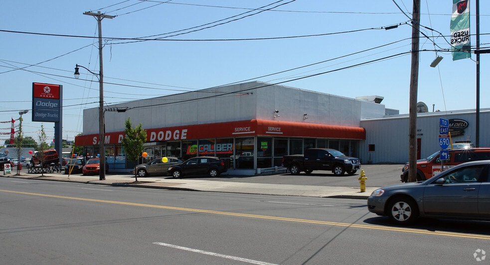 1001-1055 W Genesee St, Syracuse, NY à louer - Photo du bâtiment - Image 2 de 17