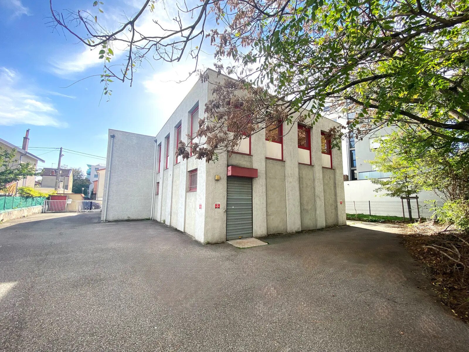 Multifamily in Villeurbanne for sale Building Photo- Image 1 of 9