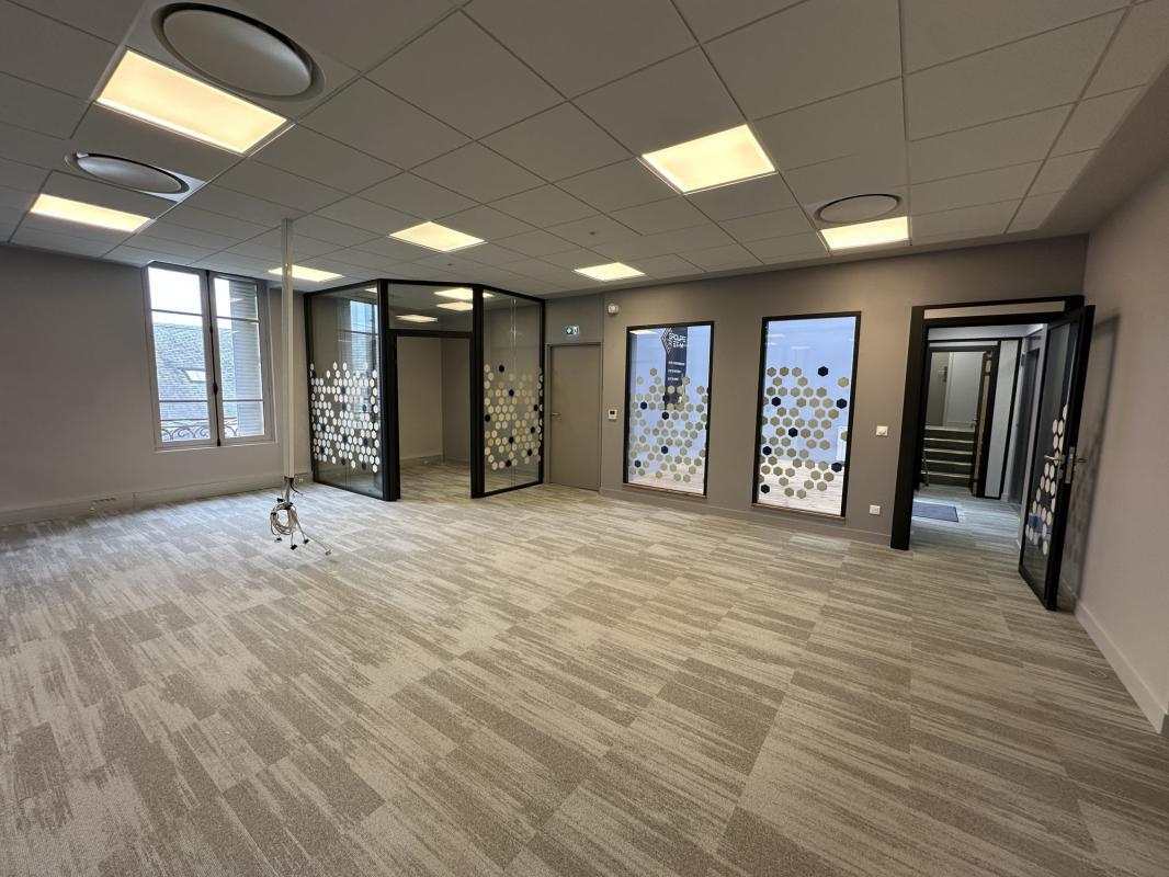 Office in Chartres for lease Interior Photo- Image 1 of 17