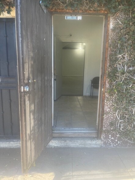 1729 S Santee St, Los Angeles, CA à louer - Photo du bâtiment - Image 3 de 8