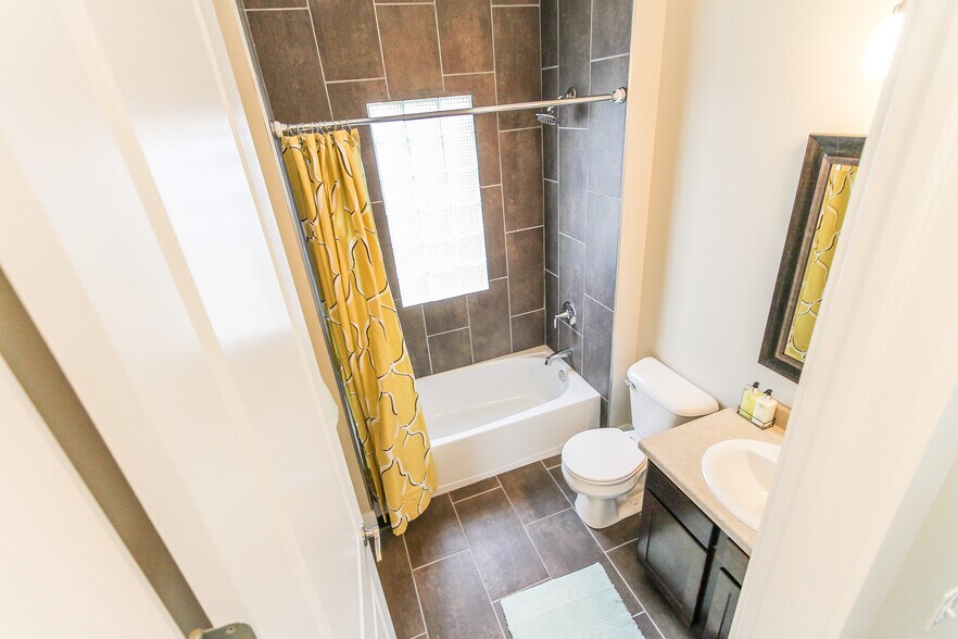 2108 Vinton St, Omaha, NE à vendre - Photo intérieure - Image 2 de 4
