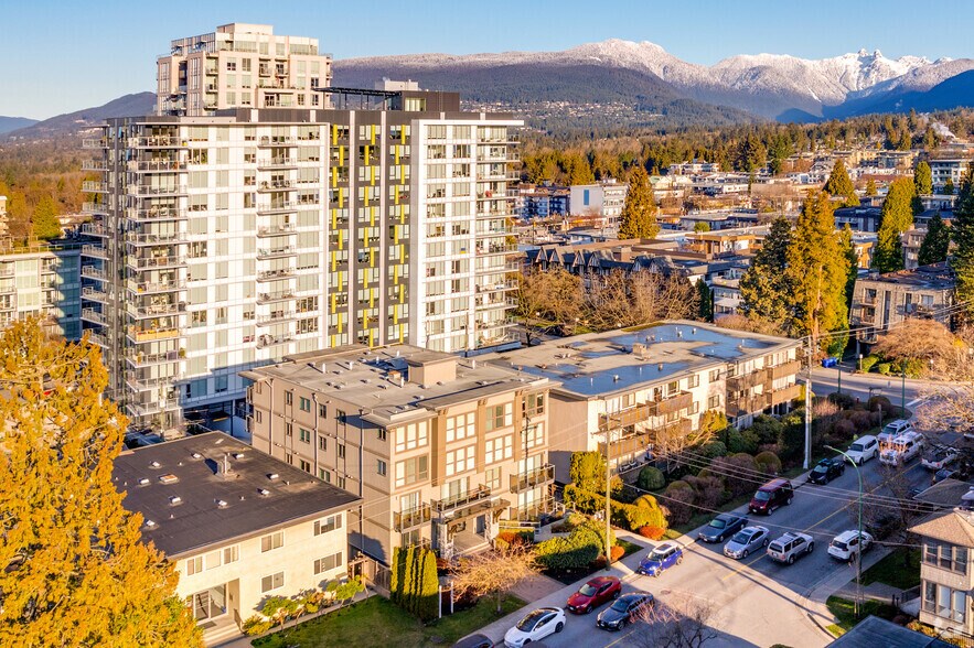 1629 Saint Georges Ave, North Vancouver, BC à vendre - Photo du bâtiment - Image 2 de 17