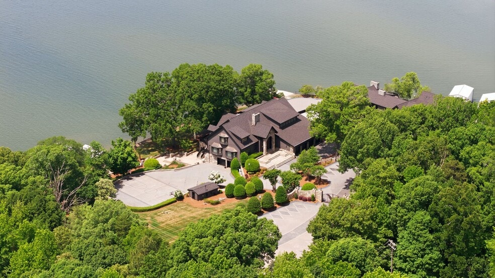 9715 Nine Eagles Ln, Charlotte, NC for sale - Building Photo - Image 1 of 100