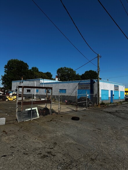 5300 Rozzelles Ferry Rd, Charlotte, NC for sale - Building Photo - Image 2 of 6
