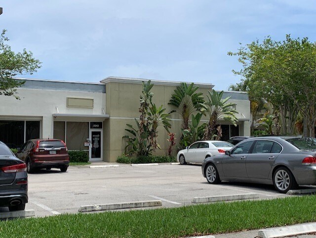5201-5255 NW 33rd Ave, Fort Lauderdale, FL à louer - Photo du bâtiment - Image 2 de 5