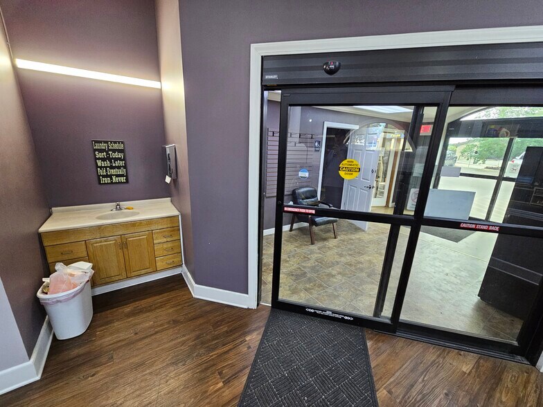 1120 Westport Dr, Manhattan, KS à vendre - Photo du bâtiment - Image 2 de 7