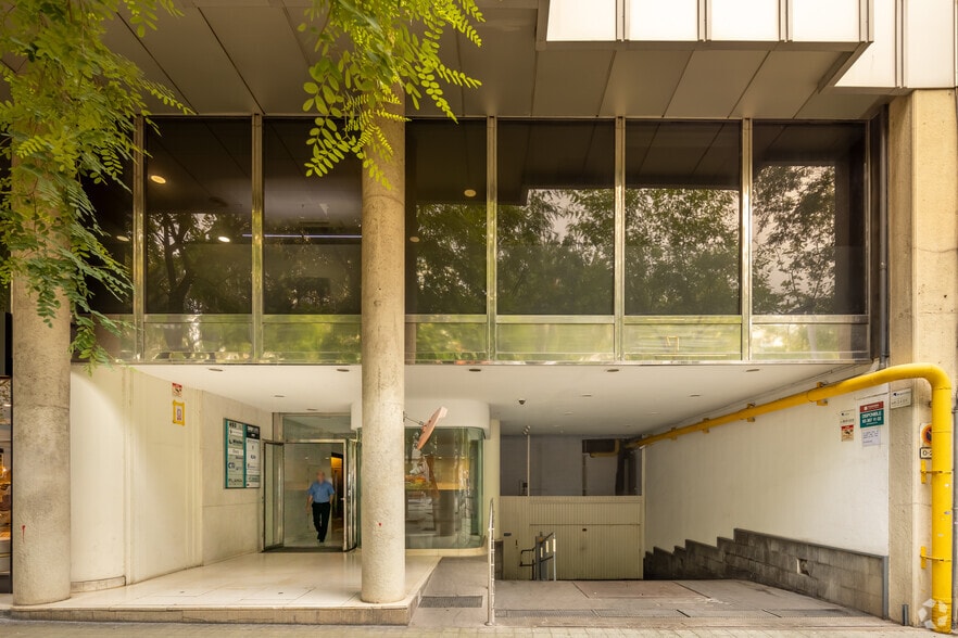 Office in Barcelona, Barcelona for lease - Building Photo - Image 2 of 4