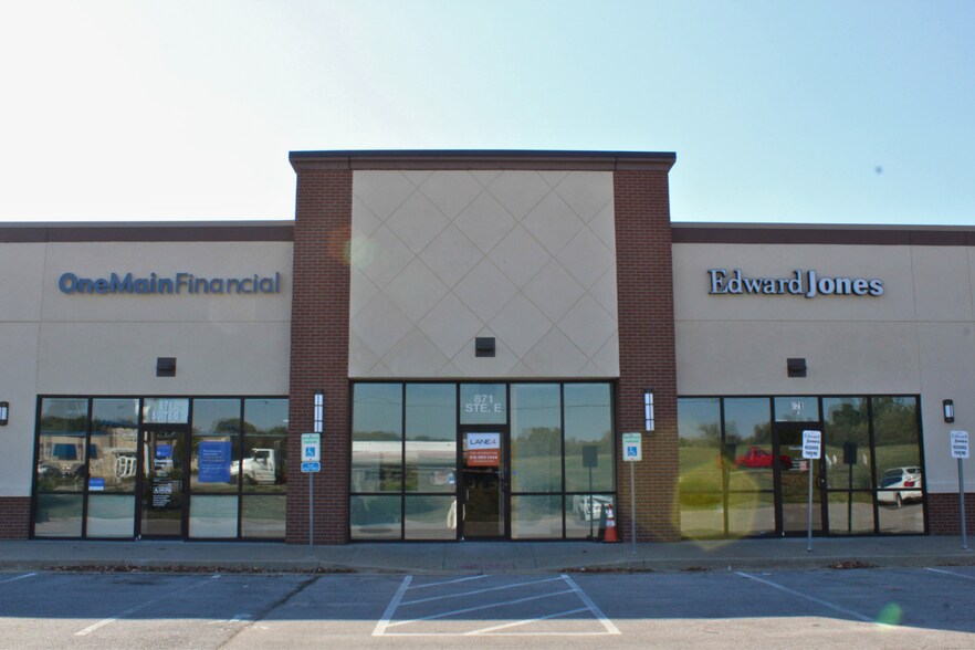 831 W Eisenhower Rd, Lansing, KS à louer - Photo du bâtiment - Image 3 de 6