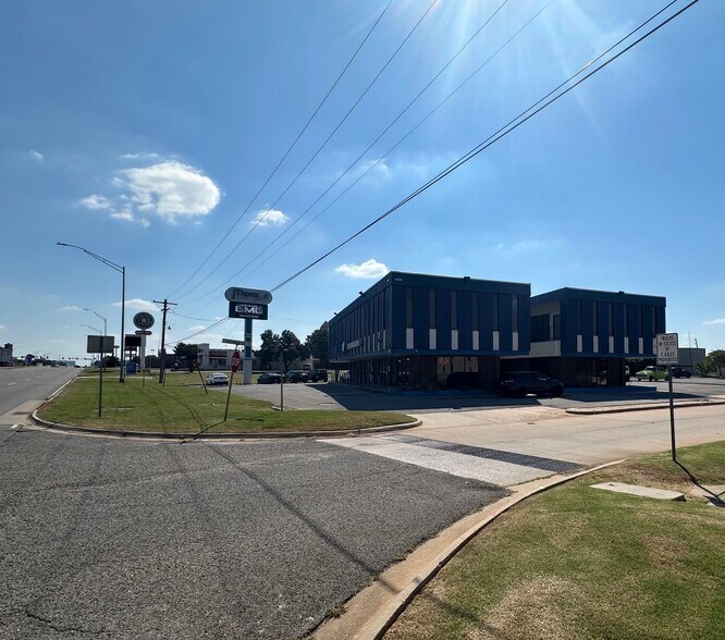 5770 NW Expressway St, Oklahoma City, OK à louer - Photo du bâtiment - Image 2 de 10
