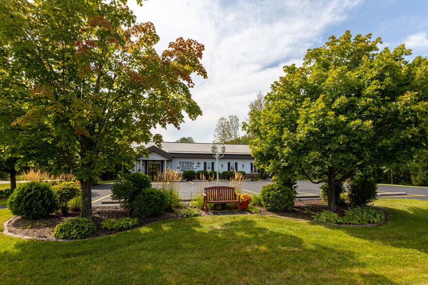 14605 Velp Ave, Suamico, WI à vendre - Photo du bâtiment - Image 3 de 31