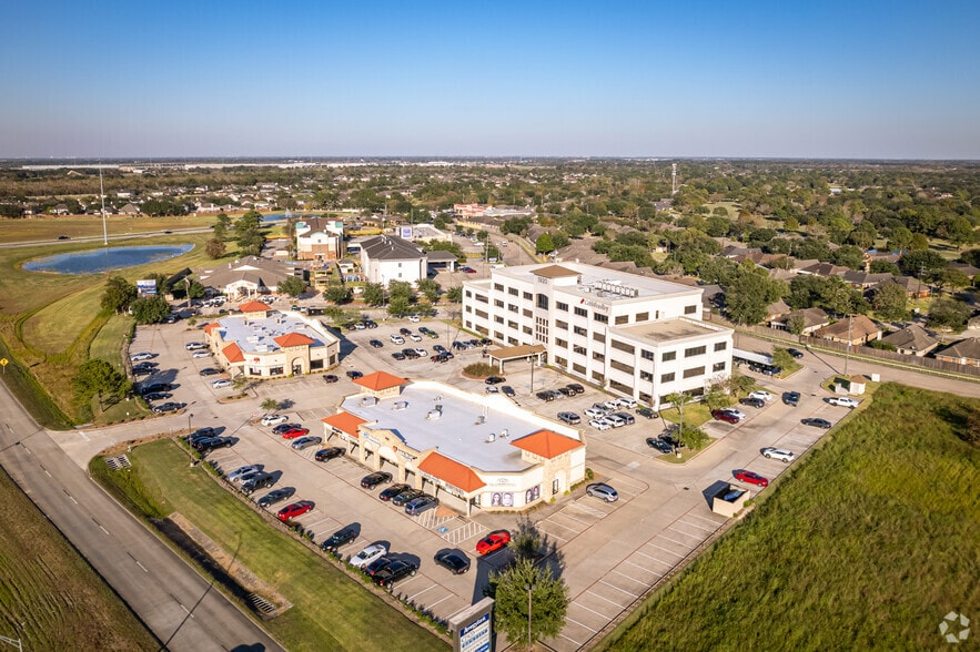 1930 Country Place Pky, Pearland, TX for lease - Aerial - Image 3 of 4