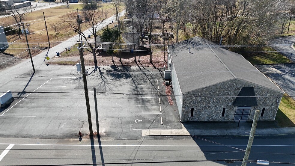2605 1st SW ave, Hickory, NC à louer - Photo du bâtiment - Image 2 de 18