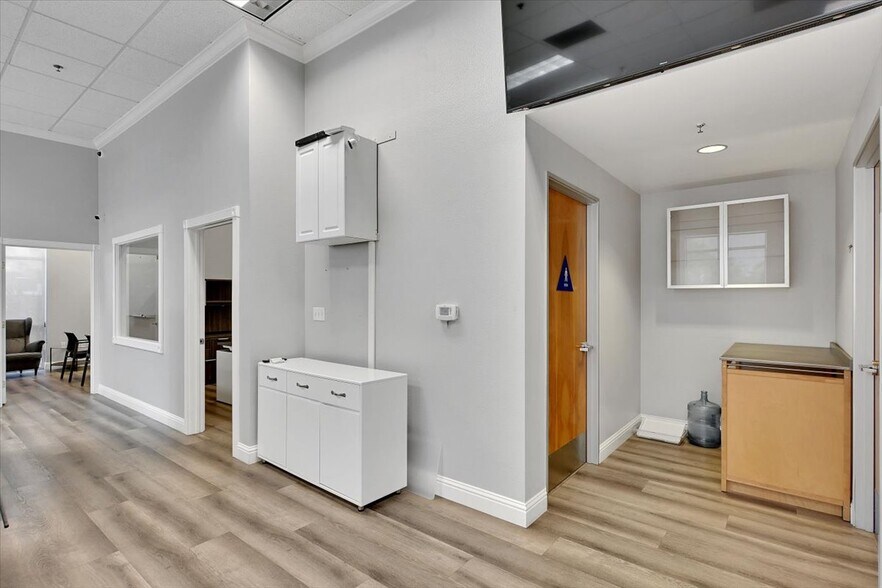 4690 Duckhorn Dr, Sacramento, CA à vendre - Photo du bâtiment - Image 2 de 18