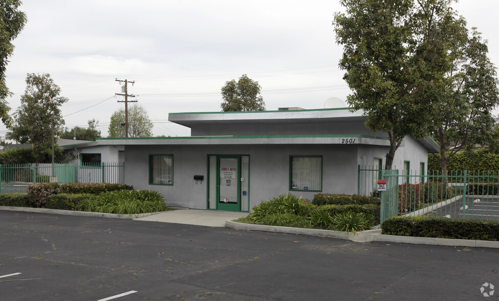 2501 W Whittier Blvd, La Habra, CA for lease - Primary Photo - Image 1 of 12