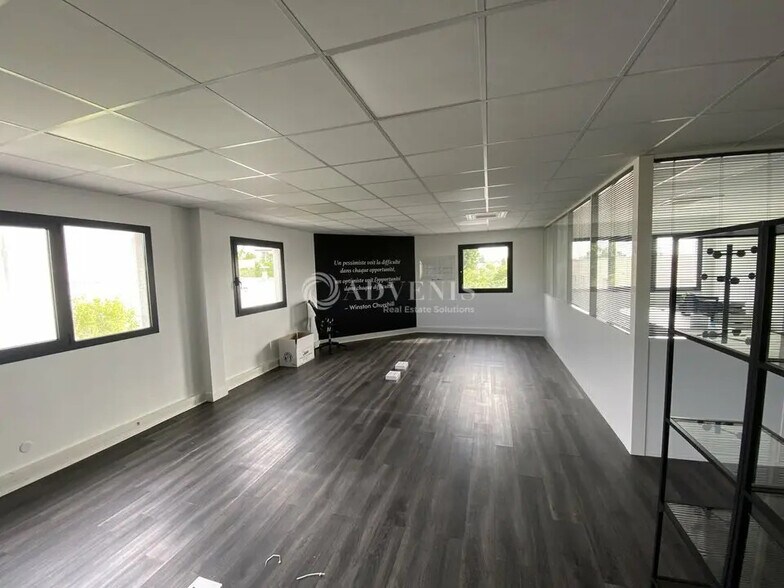 Office in Neuilly-Plaisance for lease - Interior Photo - Image 3 of 11