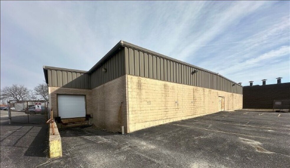 70 Burt Dr, Deer Park, NY à vendre - Photo du bâtiment - Image 2 de 7